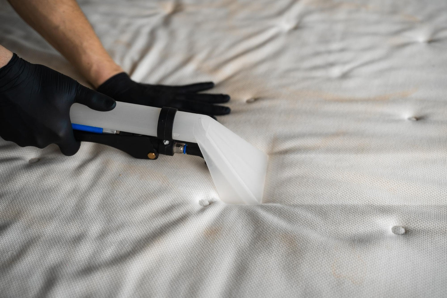 A complete guide on how to clean your mattress.