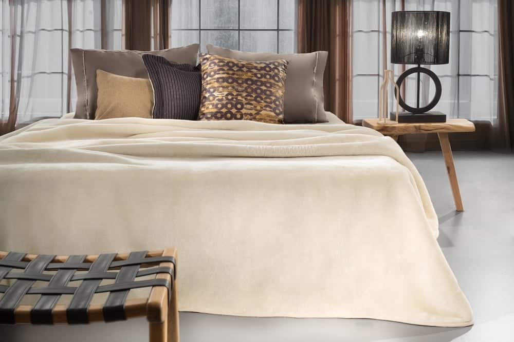 Blanket Smooth Off White 240X260